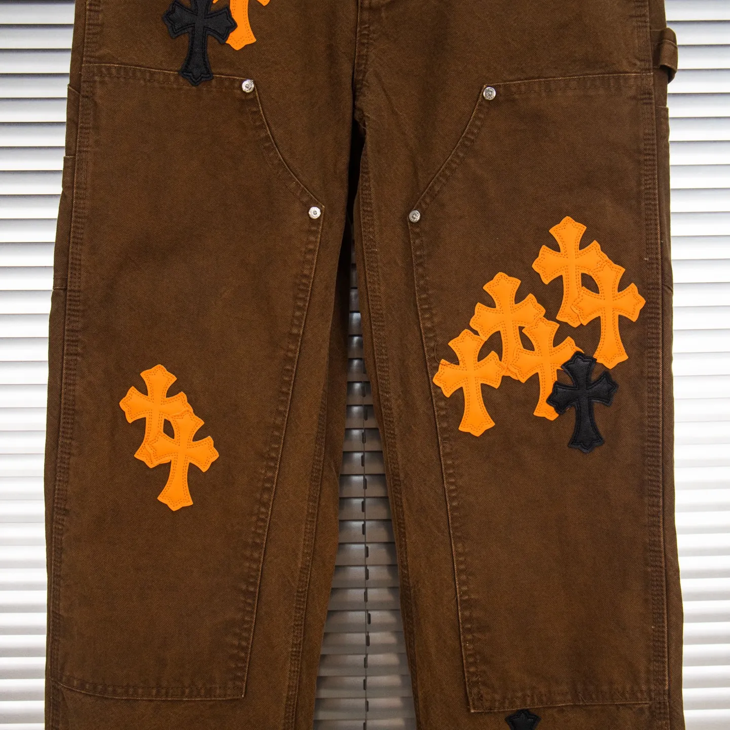 P290 Chrome Hearts Chrome Hearts Brown Logging Orange Multi-leather Jeans Multi-leather standard workwear jeans and jeans need to be washed and then disassembled and hand-stitched with sheepskin cross leather and then spliced to complete. The whole process is too complicated to describe. About Chrome Hearts This is an extremely luxurious fashion brand that can also be called the nobility of the high street. It has always been an exclusive brand for some hipsters or the second generation of rich people. Compared with ordinary high streets, it is more luxurious and noble. Compared with luxury brands, it is more fashionable and individual. It has always been a brand that I have a special liking for. Style number: 1787# Color: Brown Size: 28 30 32 34 36